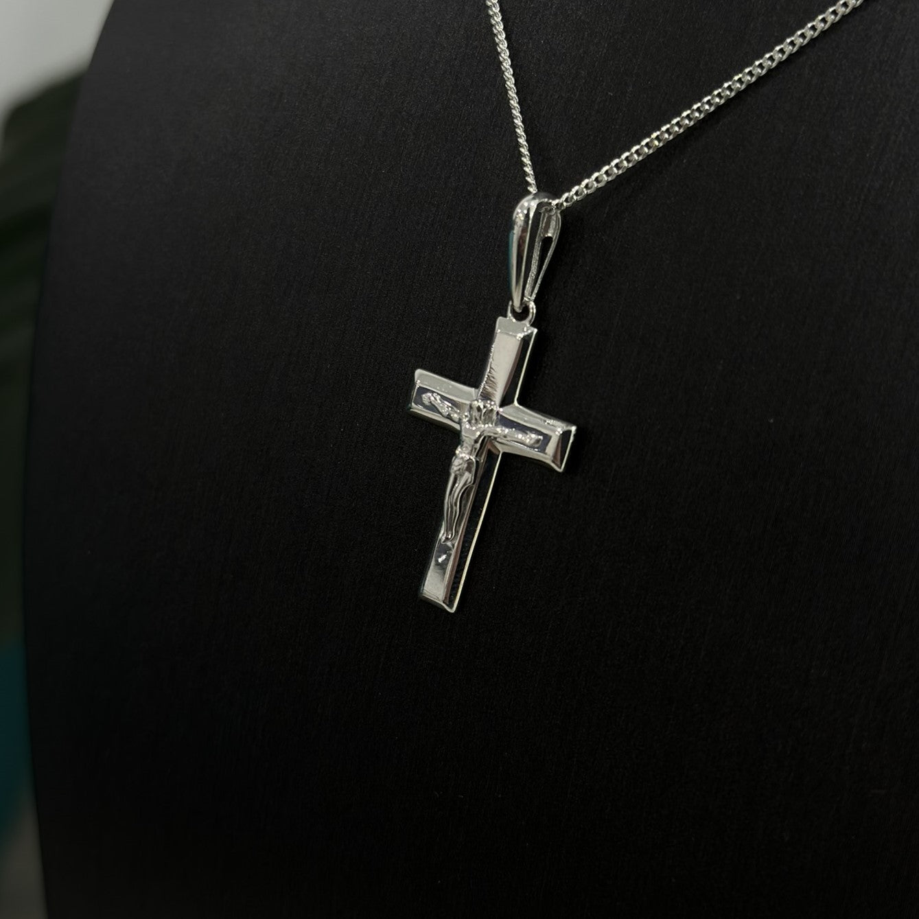 9ct White Gold Bevelled Crucifix Pendant