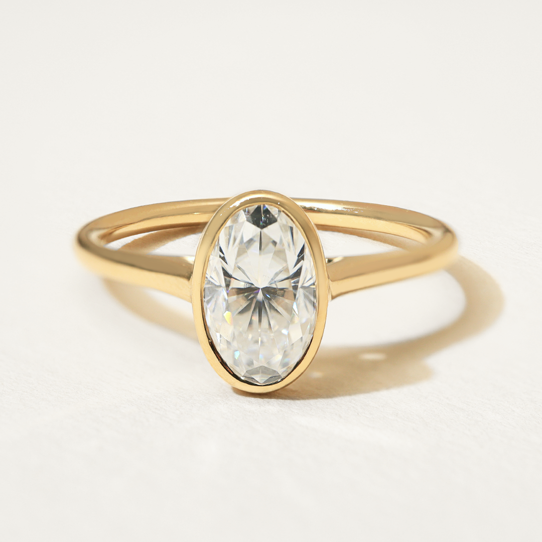 MILLIM | 9K YELLOW GOLD BEZEL OVAL SOLITAIRE PROPOSAL RING