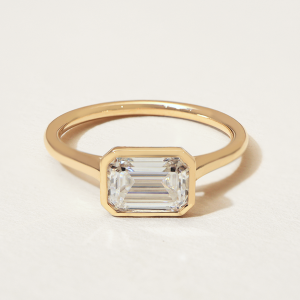 NOVINIA | 9K YELLOW GOLD BEZEL EMERALD PROPOSAL RING